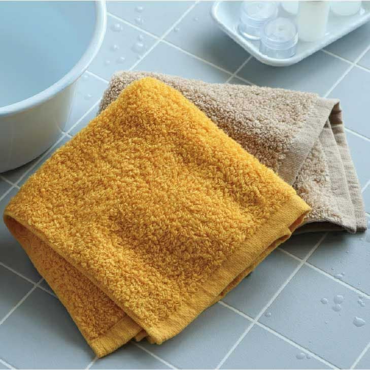 肌触りが特徴の「甘撚りのコーマ糸」を使用